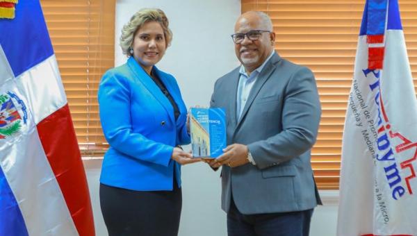 Director  Promipyme recibe Anuario de Procompetencia 2023